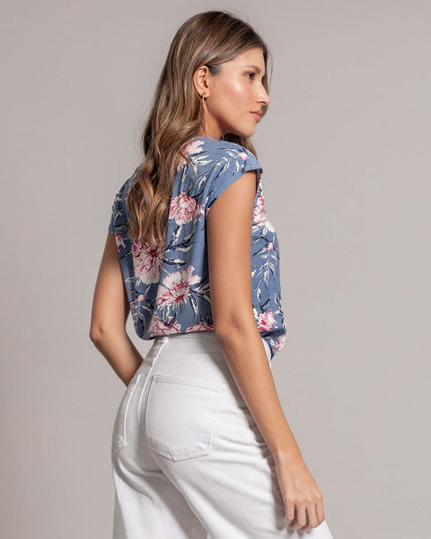 blusa-estampada-manga-corta-con-cuello-en-v#color_914-flor-rosa