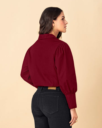 Blusa manga 3/4 con perilla funcional y recogido en hombros#color_c33-vino