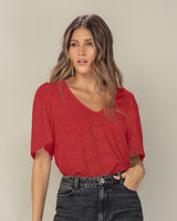 Blusa manga corta cuello en V tipo ojalillo#color_302-rojo