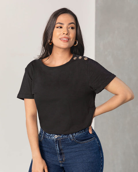 Blusa manga corta con botones decorativos en hombro#color_700-negro