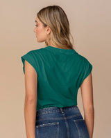 Blusa manga corta con cuello en v y doblez en mangas#color_601-verde