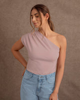 Blusa asimétrica de un solo hombro y doblez en manga#color_180-palo-de-rosa