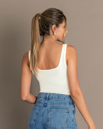 Blusa  sin  mangas con cuello en U y espalda descubierta#color_000-blanco