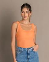 Blusa  sin  mangas con cuello en U y espalda descubierta#color_203-naranja