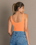 Blusa  sin  mangas con cuello en U y espalda descubierta