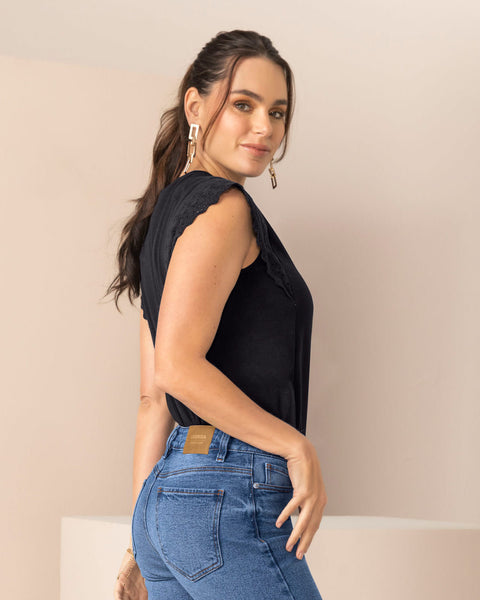 Blusa sin mangas con detalle ojalillo en hombros#color_701-negro