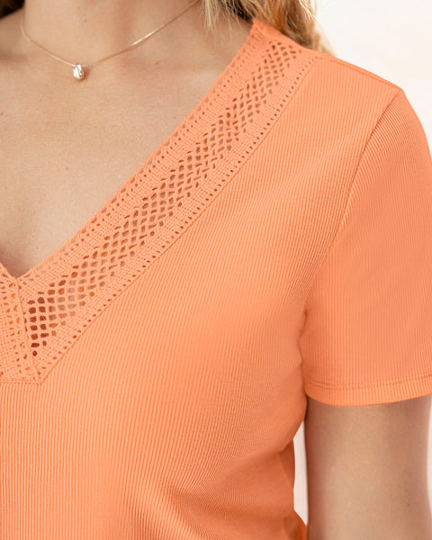 Blusa manga corta con detalle guipur cruzado en escote#color_170-mandarina
