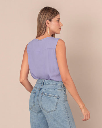 Blusa sin mangas escote en V con detalle sobrepuesto#color_422-lila