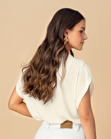Blusa manga corta con cuello camisero y bolsillos con tapa en frente#color_018-marfil
