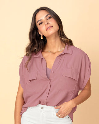 Blusa manga corta con cuello camisero y bolsillos con tapa en frente#color_180-palo-de-rosa