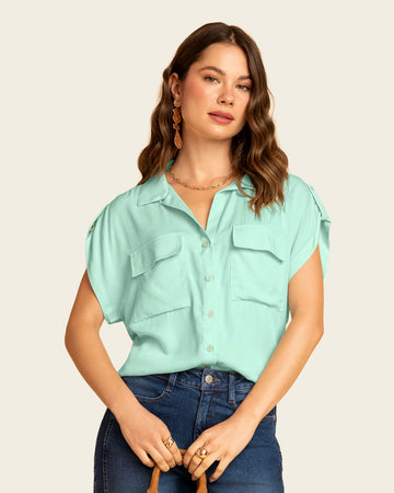 Blusa manga corta con cuello camisero y bolsillos con tapa en frente#color_c74-menta