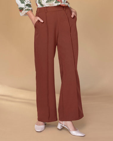 Pantalón ruedo recto con costuras decorativas en frente#color_221-terracota-oscuro