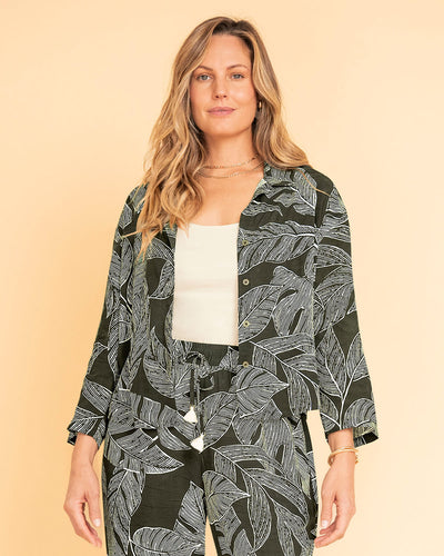 Blusa manga 3/4 estampada con botones en frente#color_145-estampado-hoja-verde