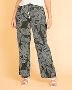Pantalón largo estampado de silueta recta#color_145-estampado-hoja-verde