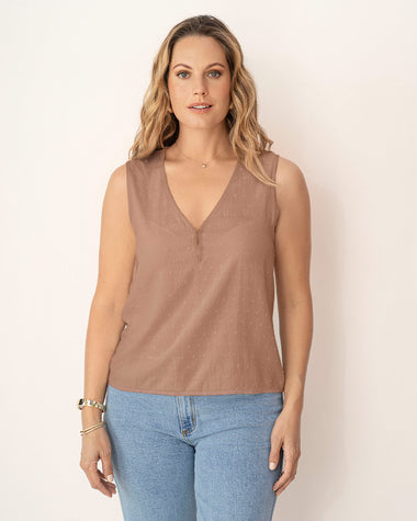 Blusa sin mangas en tela con relieve#color_831-cafe-oscuro