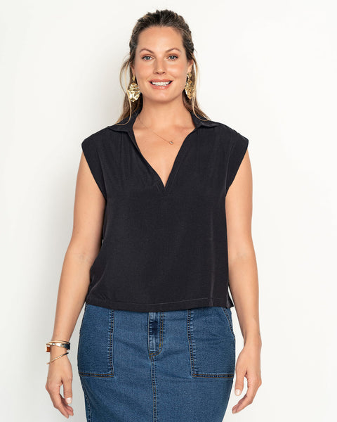 Blusa sin  mangas cuello camisero en V#color_700-negro