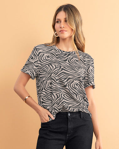 blusa-manga-corta-estampada-con-doblez-en-manga#color_075-cebra