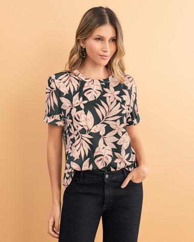 blusa-manga-corta-estampada-con-doblez-en-manga#color_496-hojas