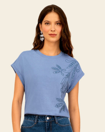 Blusa manga corta con estampado con relieve#color_c39-azul-cla