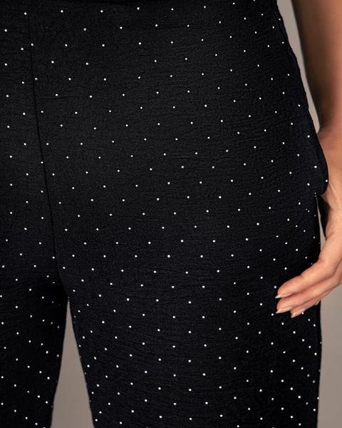 Pantalón ruedo recto en tela con apliques con brillo#color_700-negro