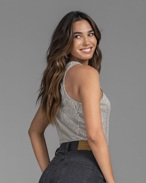 Blusa sin mangas con transparencia y brillo#color_708-plateado