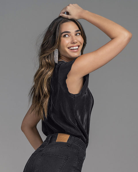 Blusa manga corta en tela satinada y acanalada#color_700-negro