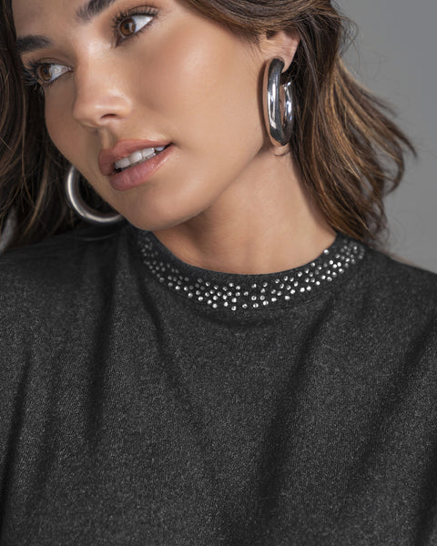 Suéter manga larga con detalle con brillo en el cuello#color_c11-negro