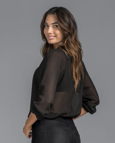Blusa con abertura y detalle decorativo en frente#color_700-negro