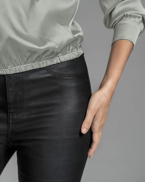 Blusa manga larga en tela tipo satín#color_708-plateado