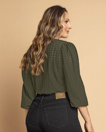 Blusa manga larga con botones no funcionales en frente#color_c46-verde