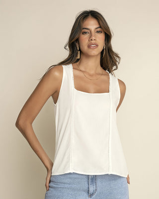 Blusa sin mangas de escote recto con detalle decorativo en frente#color_018-marfil
