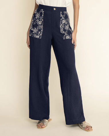 Pantalón ruedo amplio con bolsillos en tela bordada#color_c42-azul-oscuro