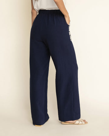 Pantalón ruedo amplio con bolsillos en tela bordada#color_c42-azul-oscuro