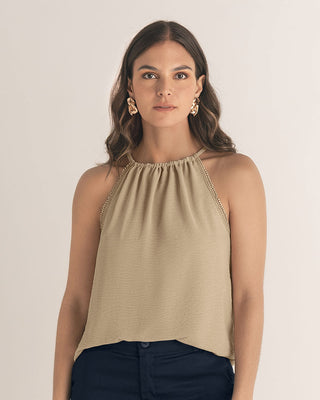 Blusa cuello halter en tela craquelada#color_c54-arena