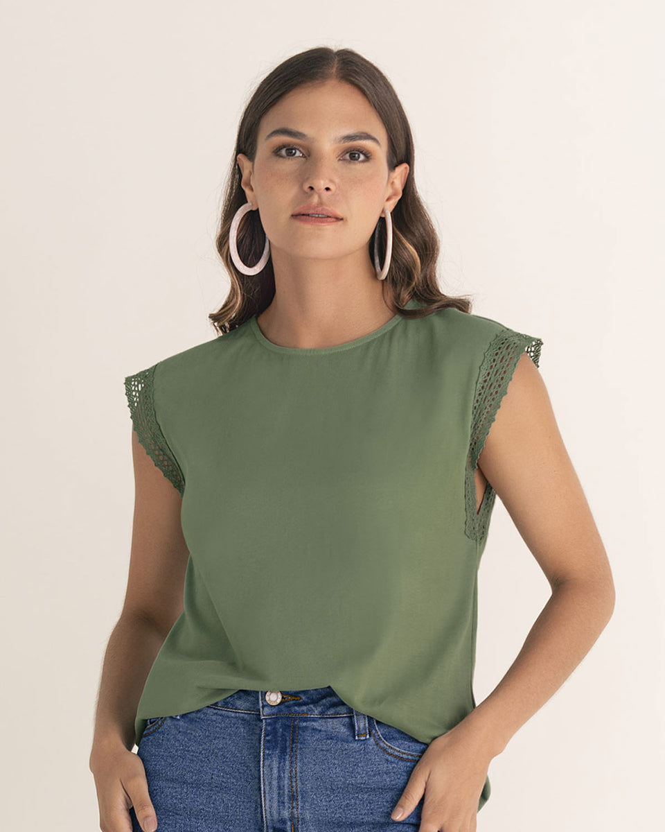 Blusa con detalles en mangas