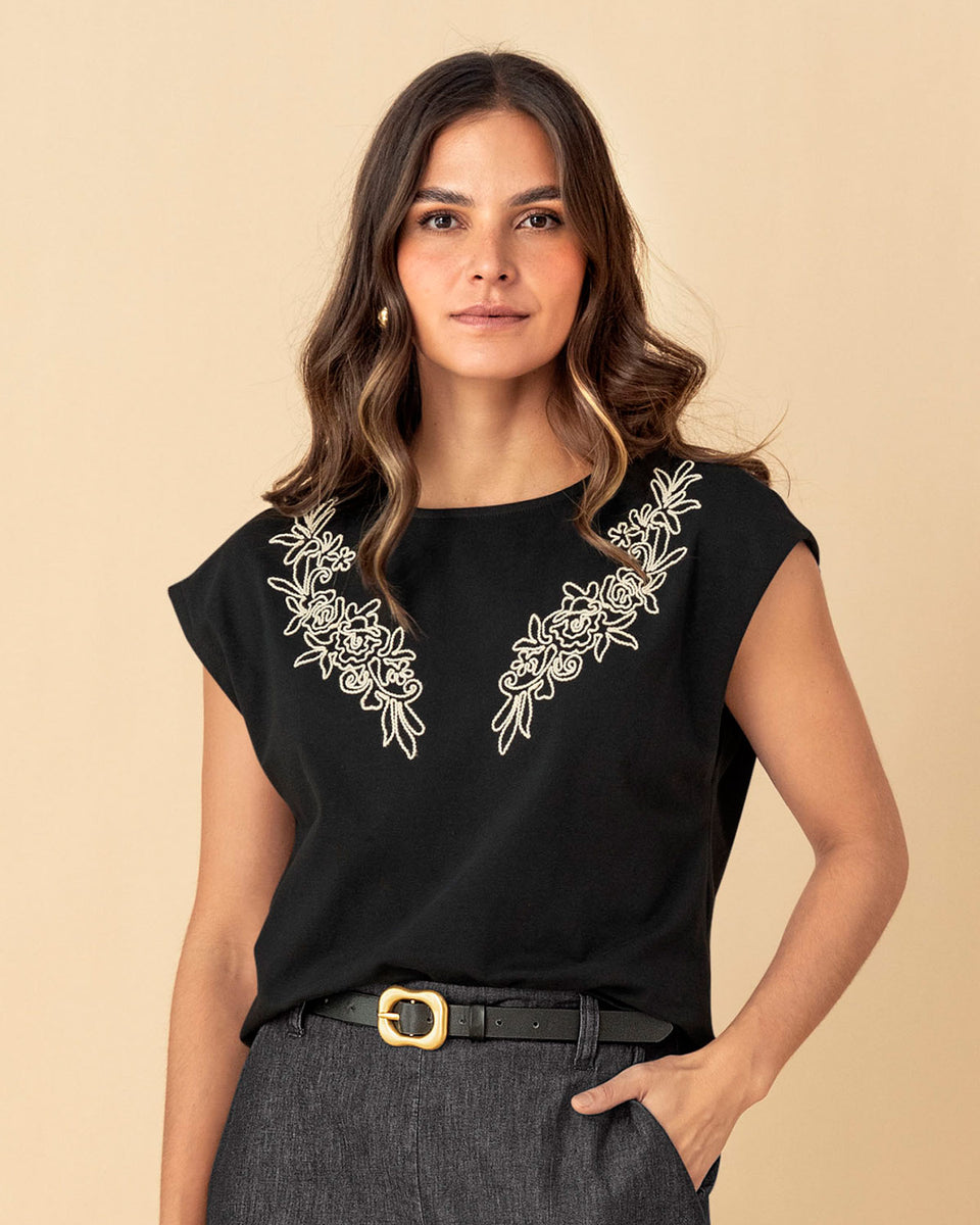 Blusa manga corta con detalle bordado