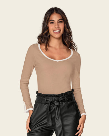 Blusa manga larga de silueta ajustada con detalles en contraste#color_c54-arena