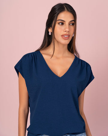 Blusa en tela corrugada con detalle recogido en hombros#color_c41-azul