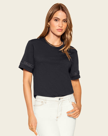 Blusa básica con detalle de escalerilla en mangas#color_700-negro