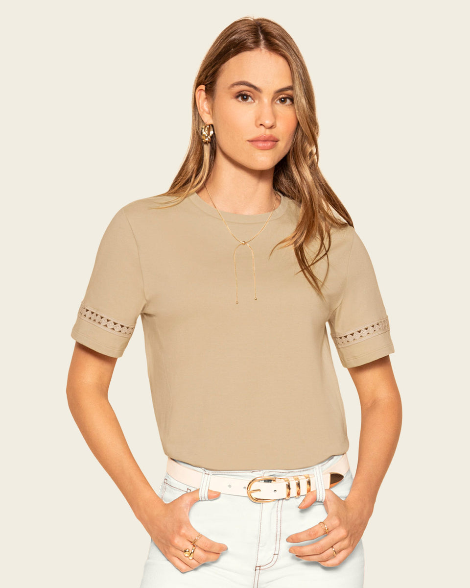 Blusa básica con detalle de escalerilla en mangas