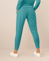 Pantalón largo tipo jogger con bolsillos funcionales#color_198-verde