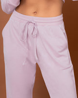 Pantalón largo tipo jogger con bolsillos funcionales#color_422-lila