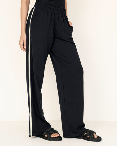 Pantalón de ruedo recto con elástico en cintura#color_700-negro