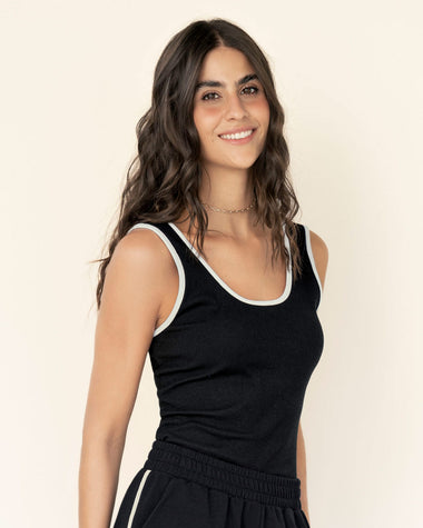 Blusa con detalle en contraste en cuello y sisa#color_700-negro