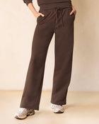 Pantalón ruedo amplio con elástico y tira anudable en cintura#color_c23-cafe-chocolate