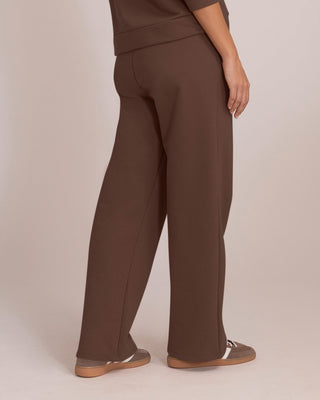 Pantalón ruedo amplio con elástico y tira anudable en cintura#color_c23-cafe-chocolate