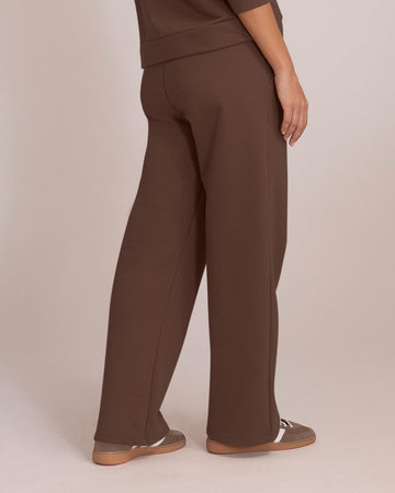 Pantalón ruedo amplio con elástico y tira anudable en cintura#color_c23-cafe-chocolate