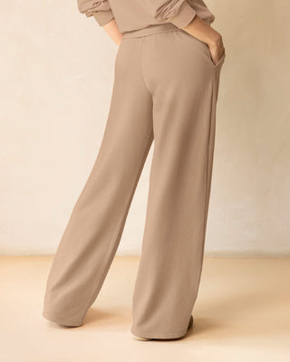 Pantalón ruedo amplio con elástico y tira anudable en cintura#color_c54-arena