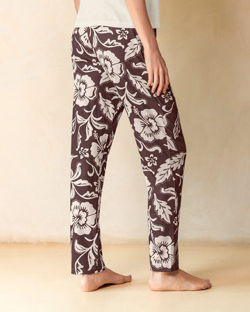 Pantalón de pijama con estampado para mujer#color_a72-cafe-estampado-hojas