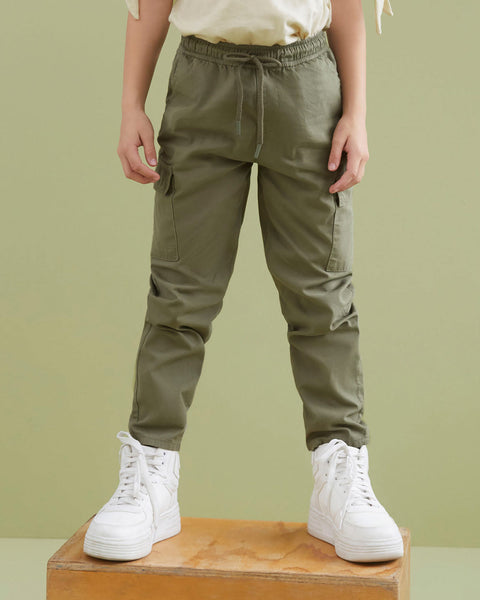 Pantalón exterior jogger con bolsillos laterales funcionales#color_198-verde